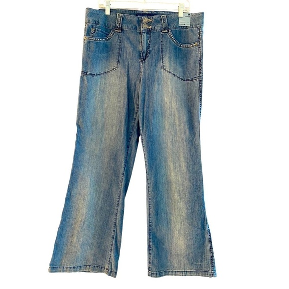 NWT Flare stretch faded light wash jeans by Avenue modern fit size 16
C - Picture 2 of 12